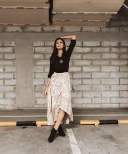 autumn look, autumn skirt outfit, winter outfit ideas, styling winter outfits, easy winter outfit ideas, Indiana fashion blogger, top indian fashion blogger